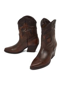 بوت زنانه چرم قهوه‌ای کوتاه پاشنه‌بلند مدل کابوی دری مد