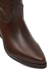 بوت زنانه چرم قهوه‌ای کوتاه پاشنه‌بلند مدل کابوی دری مد