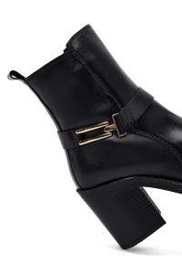 بوت زنانه چرم مشکی پاشنه‌بلند ضخیم سگک‌دار دری مد