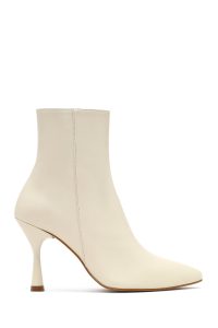 بوت زنانه چرمی کرم پاشنه نازک زیپ دار دری مد