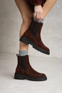 بوت زنانه چلسی چرم جیر قهوه‌ای دری مد