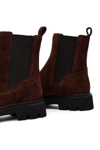 بوت زنانه چلسی چرم جیر قهوه‌ای دری مد