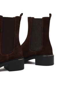 بوت زنانه چلسی چرم جیر قهوه‌ای زیره‌ضخیم دری مد