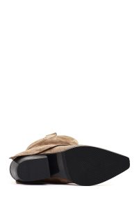 بوت زنانه کوتاه کابوی چرم جیر بژ پاشنه‌بلند ضخیم دری مد