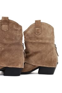 بوت زنانه کوتاه کابوی چرم جیر بژ پاشنه‌بلند ضخیم دری مد