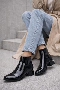 بوت ورنی زنانه مشکی پاشنه ضخیم کوتاه دری مد