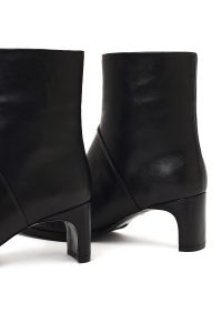 بوت چرمی زنانه مشکی پاشنه ضخیم کوتاه دری مد