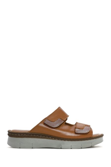 دمپایی راحتی زنانه چرم قهوه‌ای دو بندی دری مد