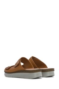 دمپایی راحتی زنانه چرم قهوه‌ای دو بندی دری مد