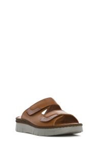 دمپایی راحتی زنانه چرم قهوه‌ای دو بندی دری مد