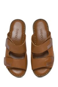 دمپایی راحتی زنانه چرم قهوه‌ای دو بندی دری مد