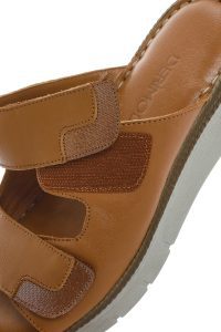 دمپایی راحتی زنانه چرم قهوه‌ای دو بندی دری مد