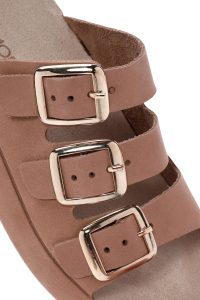 دمپایی راحتی زنانه چرم نوبوک بژ سگک‌دار دری مد