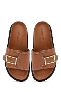 دمپایی زنانه چرم قهوه‌ای سگک‌دار دری مد