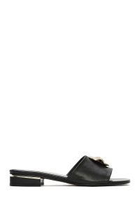 دمپایی زنانه چرم مشکی با تزئینات دری مد