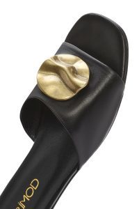 دمپایی زنانه چرم مشکی با تزئینات دری مد