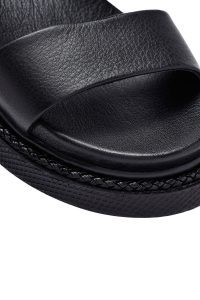 دمپایی زنانه چرم مشکی نگین‌دار ضخیم‌تنه دری مد