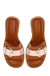 دمپایی زنانه چرمی قهوه‌ای روشن سگک‌دار دری مد