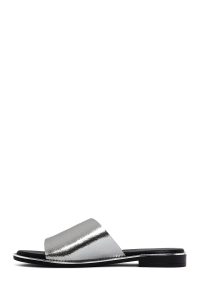 دمپایی زنانه چرمی متالیک نقره‌ای دری مد