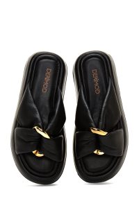 دمپایی زنانه چرمی مشکی با جزئیات سگک دری مد