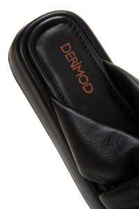 دمپایی زنانه چرمی مشکی با جزئیات سگک دری مد