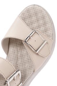 صندل راحتی زیره ضخیم کرمی زنانه با بند دار مچ پا