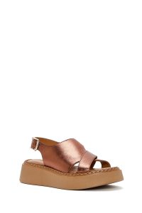 صندل زنانه برنزی راحتی چرم براق کف ضخیم دری مد