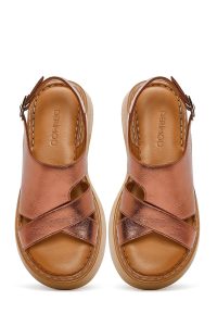 صندل زنانه برنزی راحتی چرم براق کف ضخیم دری مد