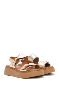 صندل زنانه برنزی چرم متالیک سگک‌دار تخت ضخیم راحتی دری مد