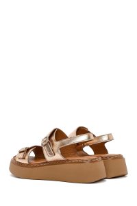 صندل زنانه برنزی چرم متالیک سگک‌دار تخت ضخیم راحتی دری مد