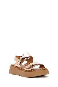 صندل زنانه برنزی چرم متالیک سگک‌دار تخت ضخیم راحتی دری مد