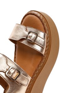 صندل زنانه برنزی چرم متالیک سگک‌دار تخت ضخیم راحتی دری مد