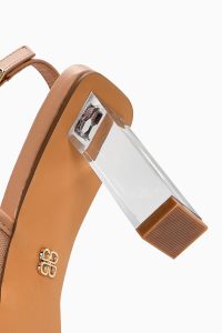 صندل زنانه بژ بنددار پاشنه ضخیم پارچه‌ای دری مد