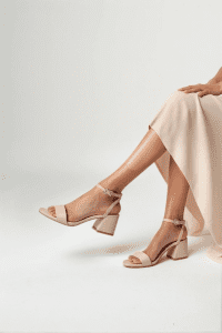 صندل زنانه بژ بندی پاشنه پهن دری مد