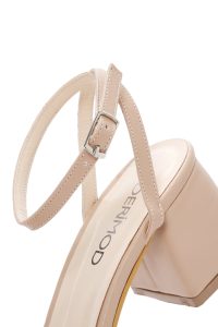 صندل زنانه بژ بندی پاشنه پهن دری مد