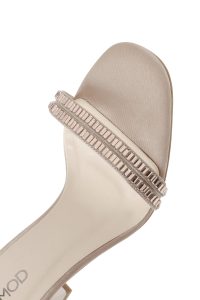 صندل زنانه بژ نگین‌دار پاشنه‌نازک بنددار دری مد