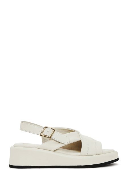 صندل زنانه بژ چرم بنددار تخت ضخیم دری مد