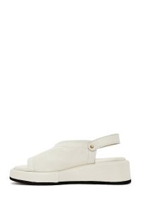 صندل زنانه بژ چرم بنددار تخت ضخیم دری مد