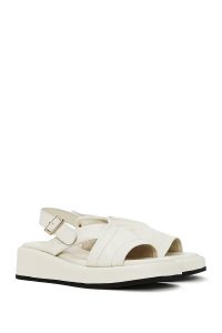 صندل زنانه بژ چرم بنددار تخت ضخیم دری مد