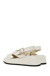 صندل زنانه بژ چرم بنددار تخت ضخیم دری مد