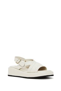 صندل زنانه بژ چرم بنددار تخت ضخیم دری مد