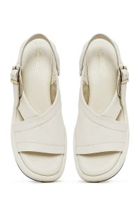 صندل زنانه بژ چرم بنددار تخت ضخیم دری مد