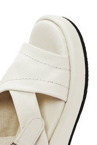 صندل زنانه بژ چرم بنددار تخت ضخیم دری مد