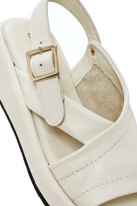 صندل زنانه بژ چرم بنددار تخت ضخیم دری مد