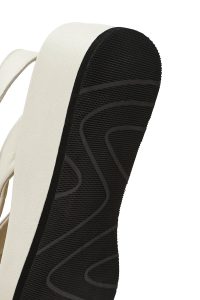 صندل زنانه بژ چرم بنددار تخت ضخیم دری مد