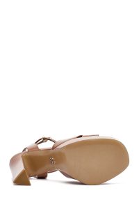 صندل زنانه بژ چرم ورنی پلتفرم پاشنه‌ضخیم بلند بنددار دری مد