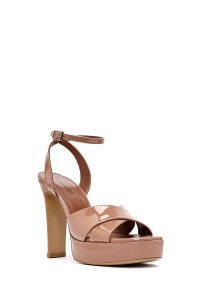 صندل زنانه بژ چرم ورنی پلتفرم پاشنه‌ضخیم بلند بنددار دری مد