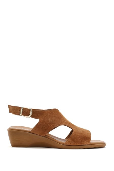 صندل زنانه جیر قهوه‌ای سگک‌دار لژدار دری مد