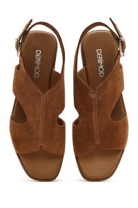 صندل زنانه جیر قهوه‌ای سگک‌دار لژدار دری مد