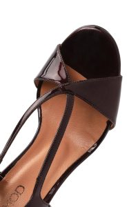 صندل زنانه زرشکی چرم پاشنه‌نازک بلند بنددار دری مد